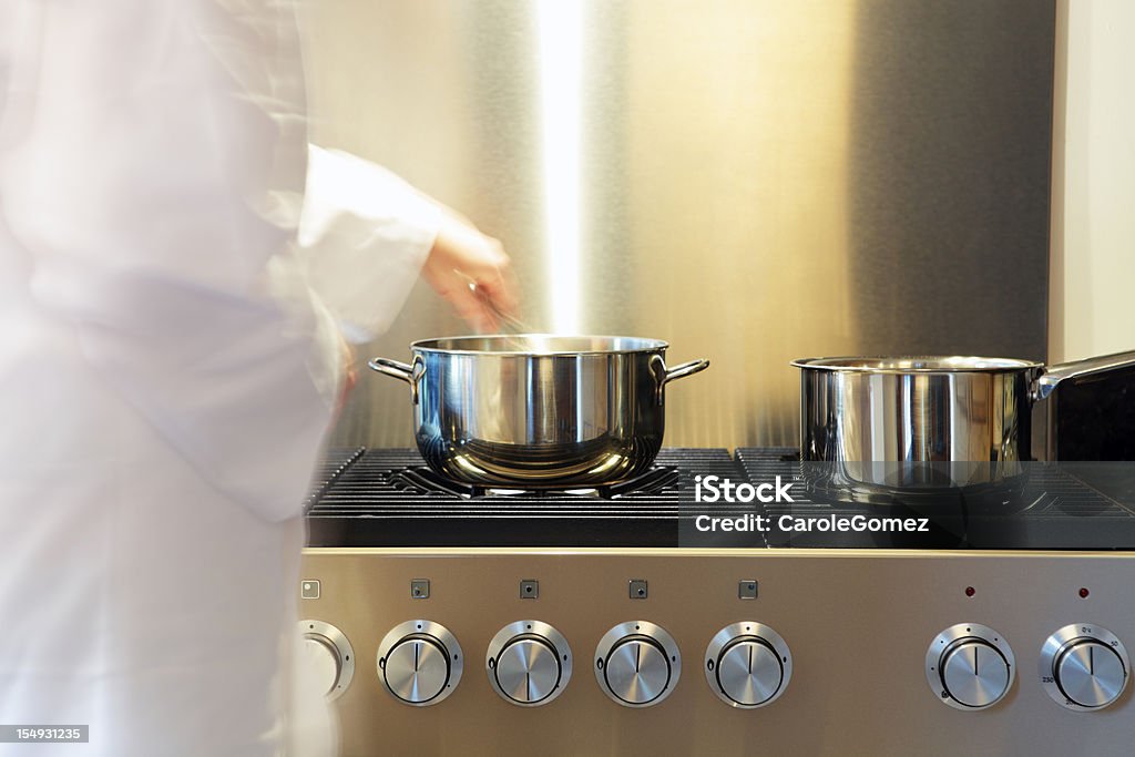 Busy Кухонная плита с формам и шеф-повара - Стоковые фото Коммерческая кухня роялти-фри