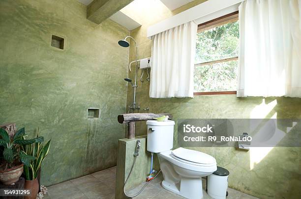 Foto de Banheiro Clássico Interior De Casa e mais fotos de stock de Banheiro - Estrutura construída - Banheiro - Estrutura construída, Papel de parede, Arquitetura