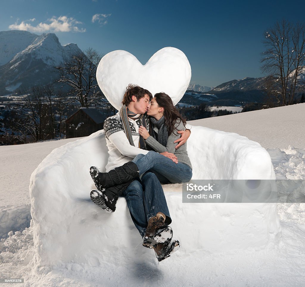 Lindo casal beijando ao ar livre - Foto de stock de Beijar royalty-free