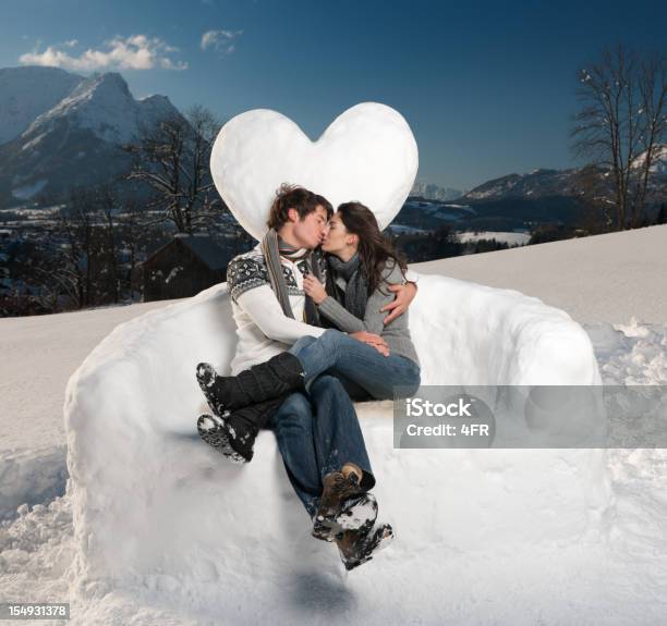 Foto de Lindo Casal Beijando Ao Ar Livre e mais fotos de stock de Beijar - Beijar, Casal, Montanha