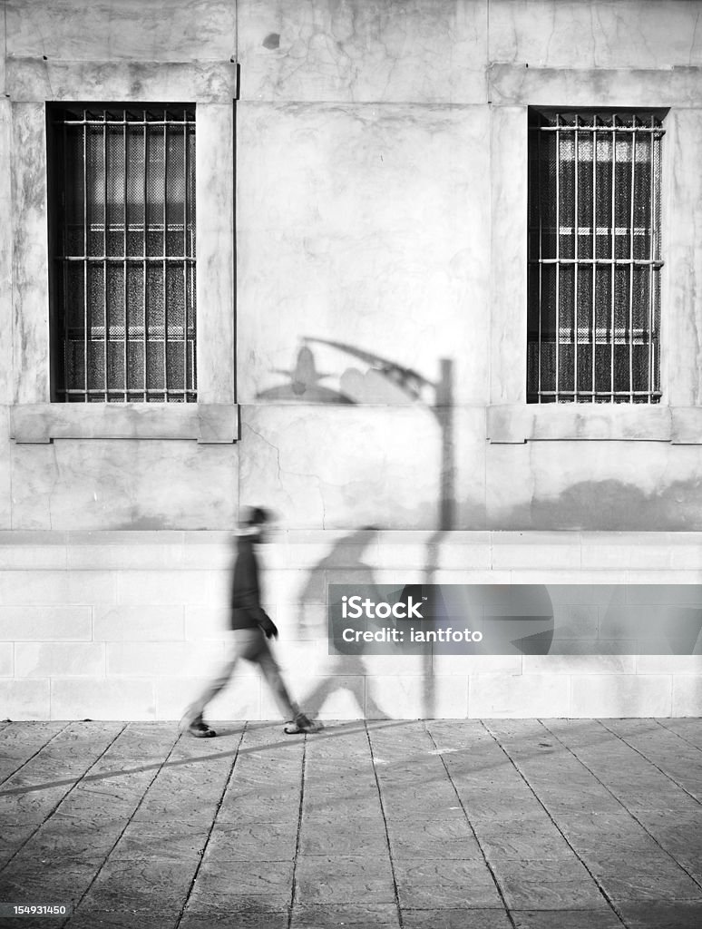 Mann zu Fuß mit seiner shadow - Lizenzfrei Abstrakt Stock-Foto