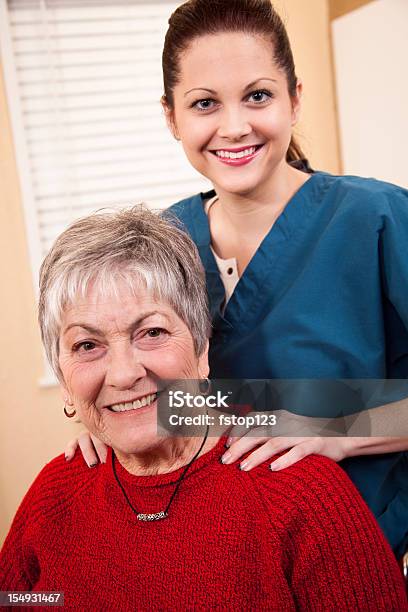 노인 여성 수용적 홈화면 요법이란 그녀의 어깨에 어깨에 대한 스톡 사진 및 기타 이미지 - 어깨, 노인, 마사지