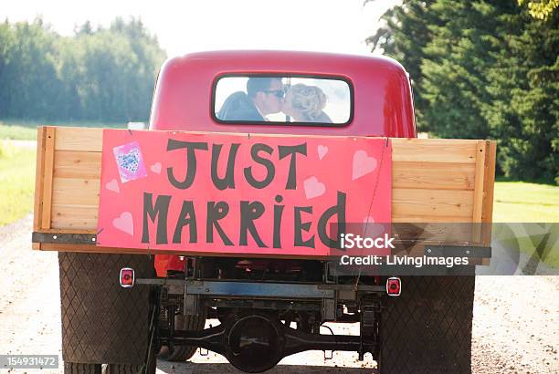 Foto de Recémcasados e mais fotos de stock de Caminhonete pickup - Caminhonete pickup, Noivo - Papel em Casamento, Marido