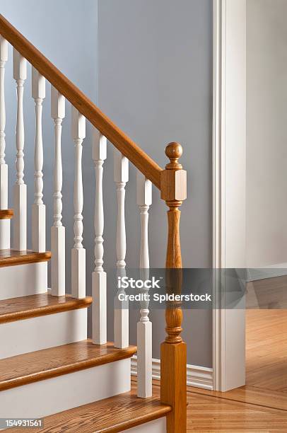 Foto de Corrimão Tradicional e mais fotos de stock de Escadaria - Escadaria, Madeira, Corrimão - Característica de construção
