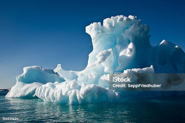 Iceberg Flotando Con Reflejo En El Ártico Ozean Foto de stock y más banco de imágenes de Franz Josef Land - Franz Josef Land, Agua, Aire libre
