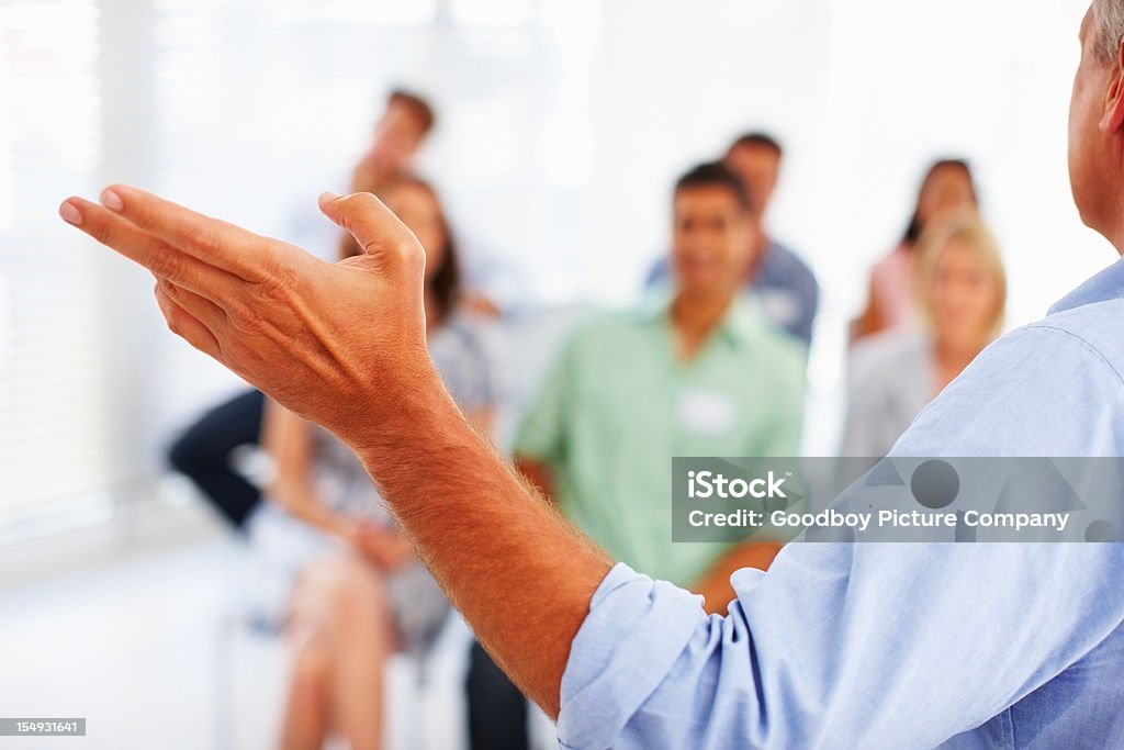 Altoparlante dando presentazione di business persone - Foto stock royalty-free di Adulto