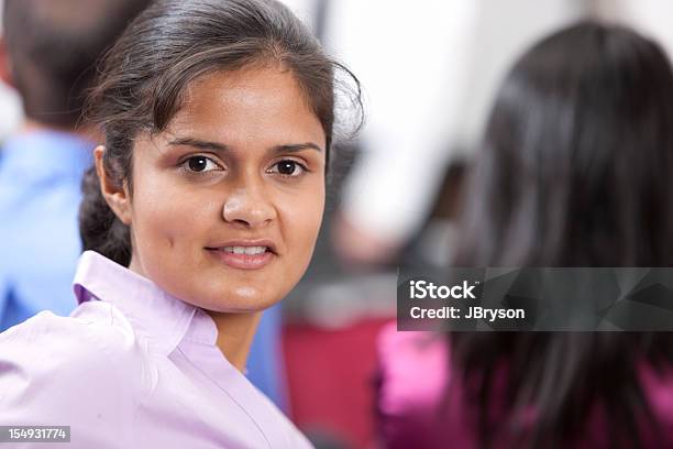 Real Personen Kopf Schultern Indische Junge Erwachsene Frau Business Meetings Stockfoto und mehr Bilder von 20-24 Jahre