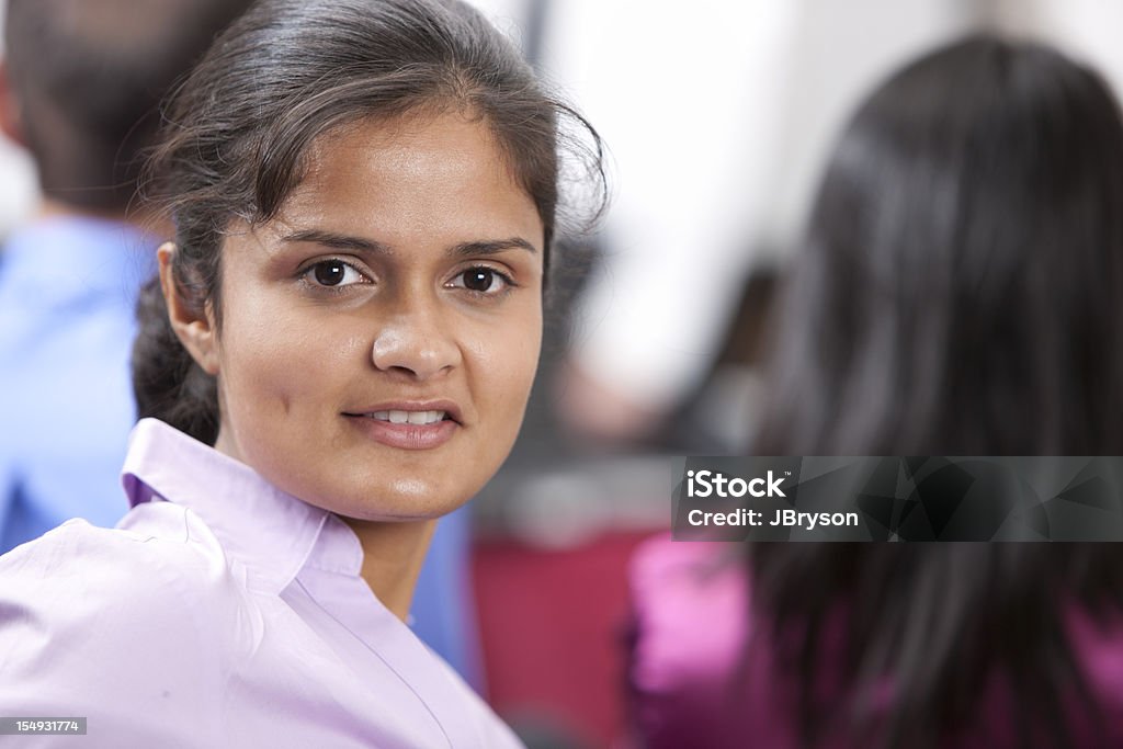 Обычные люди: Голова плечи Индийский молодой Взрослая женщина деловых встреч - Стоковые фото 20-24 года роялти-фри