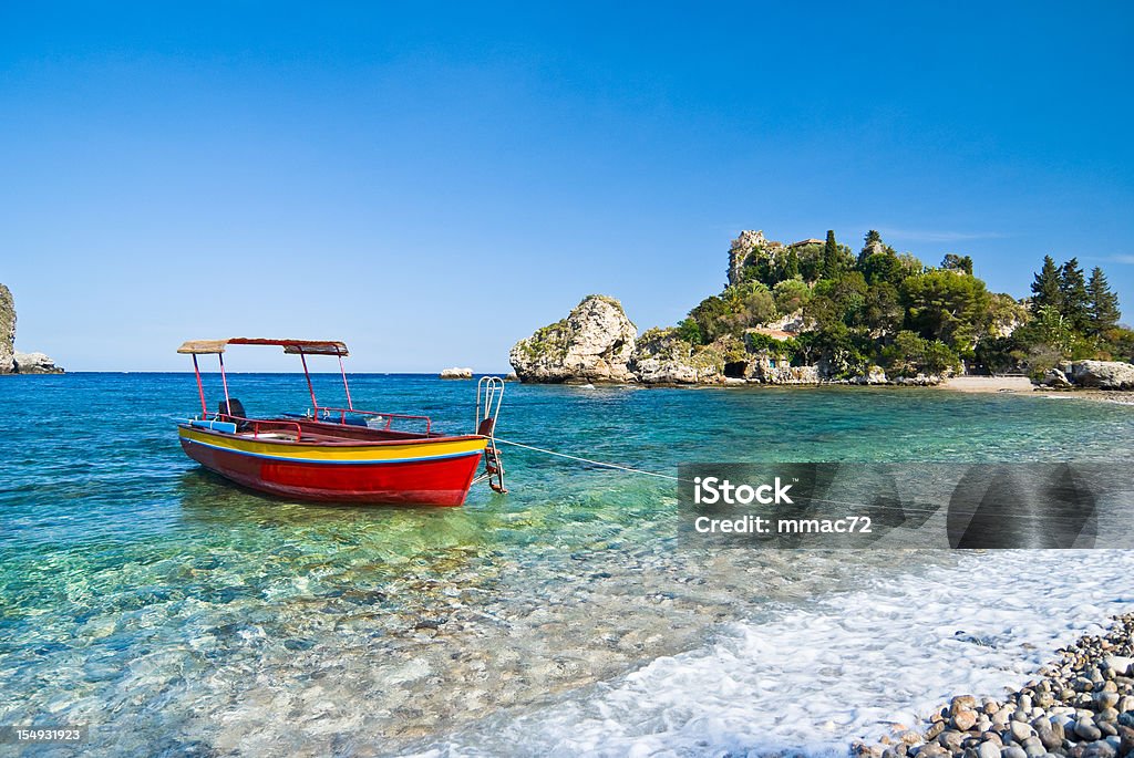 Rosso barca, l'Isola Bella, Sicilia - Foto stock royalty-free di Sicilia