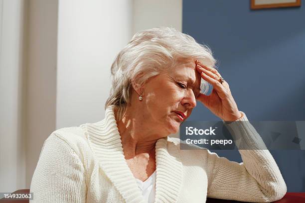 Starszy Kobieta W Bólu - zdjęcia stockowe i więcej obrazów 60-69 lat - 60-69 lat, Białe włosy, Ból