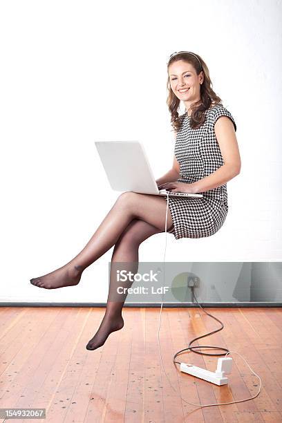 Mulher De Negócios Jovem Usando Um Computador Portátil Flutuante Meados Ar - Fotografias de stock e mais imagens de Computador Portátil