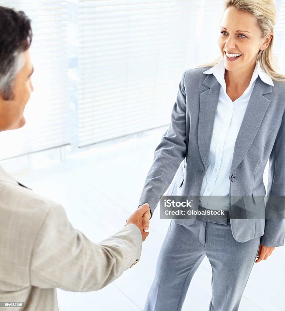 Negócios mulher dar um aperto de mão com o colega de trabalho depois de definir uma negociação - Royalty-free 30-39 Anos Foto de stock