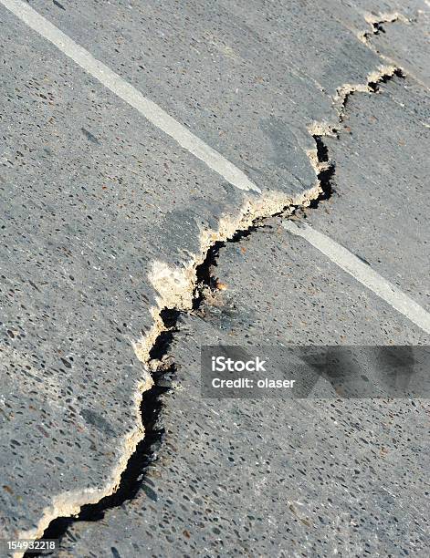 Grietas En La Calle Foto de stock y más banco de imágenes de Agrietado - Agrietado, Hormigón, Terremoto