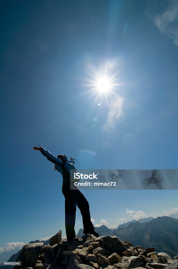 Frau Silhouette gegen die spektakuläre Landschaft der Berge - Lizenzfrei Greifen Stock-Foto