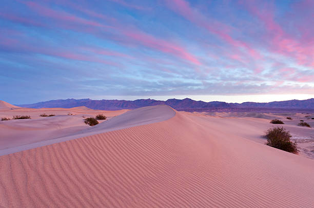 砂漠の日の出 - death valley national park california desert valley ストックフォトと画像