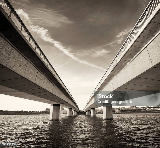 Мосты Над Водой С Двумя Односпальными Кроватями — стоковые фотографии и другие картинки Канберра - Канберра, Чёрно-белый, Австралия - Австралазия