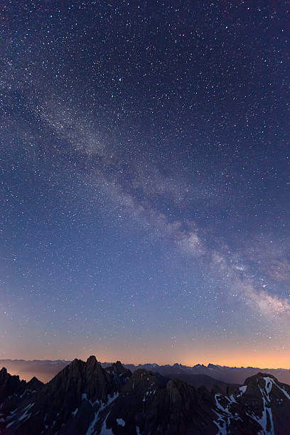 la vía láctea sobre la lechtaler alpes, tirol, austria - castlepoint fotografías e imágenes de stock