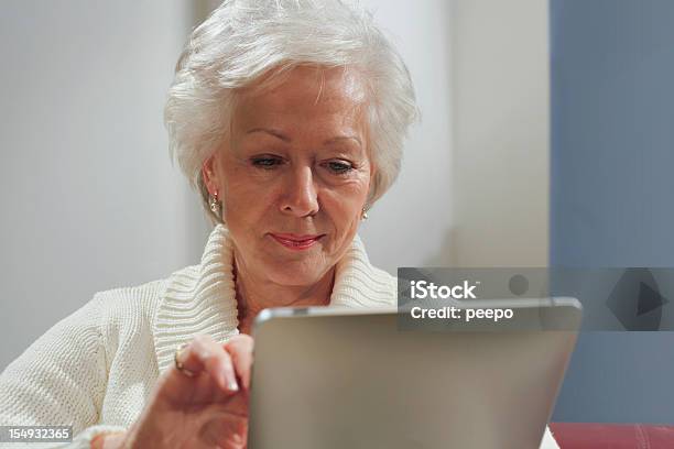 Starszy Kobieta Za Pomocą Tabletu Komputera - zdjęcia stockowe i więcej obrazów Aktywni seniorzy - Aktywni seniorzy, Białe włosy, Czytać