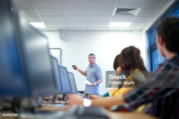 Clases De Computación Foto de stock y más banco de imágenes de Clase de formación - Clase de formación, Tecnología, Ordenador