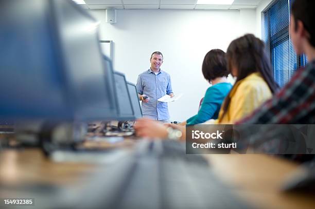 Computer Dellinsegnante - Fotografie stock e altre immagini di Laboratorio informatico - Laboratorio informatico, Adulto, Adulto in età matura