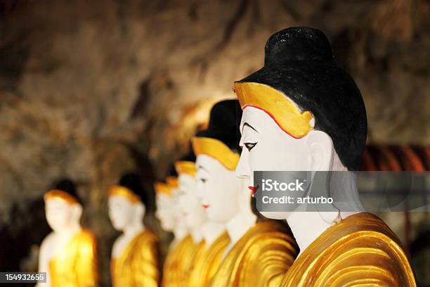 Estatua De Buda Retratos En Cave Templo Foto de stock y más banco de imágenes de Amor - Sentimiento - Amor - Sentimiento, Antiguo, Arquitectura