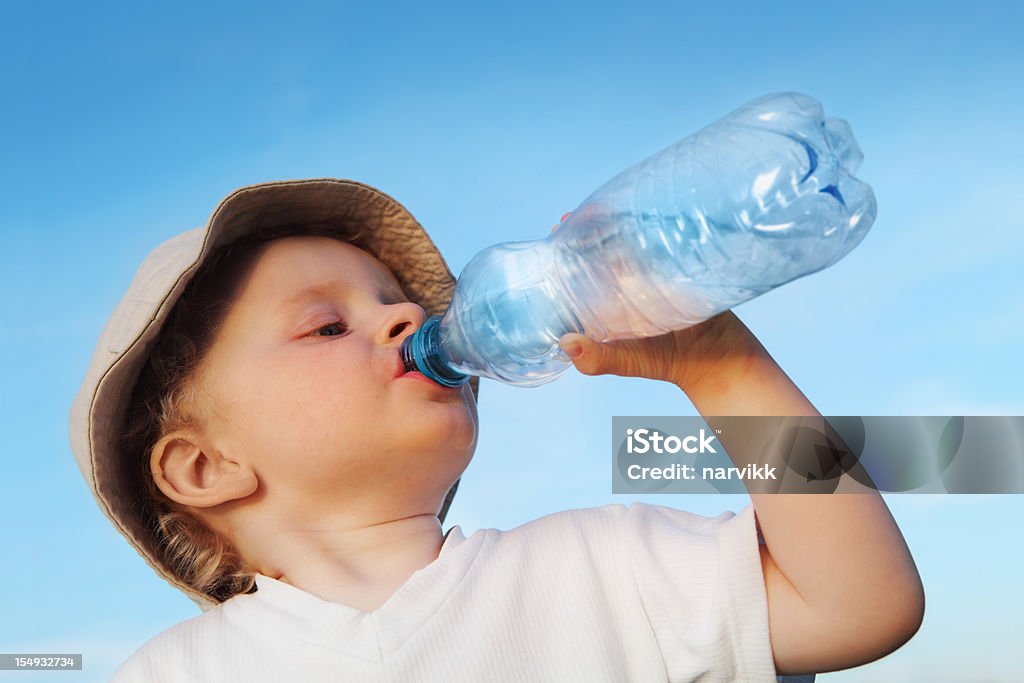 Petit garçon boire de l'eau - Photo de Boire libre de droits