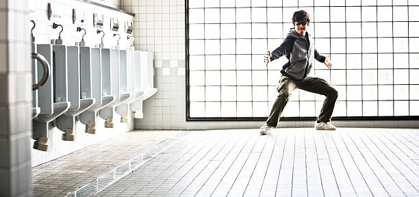 ニンジャバスルーム - ninja bizarre urinal kung fu ストックフォトと画像
