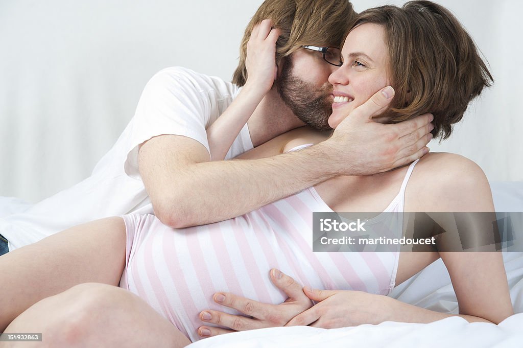 Foto de una pareja feliz esperando en abrazar en la cama. - Foto de stock de Besar libre de derechos