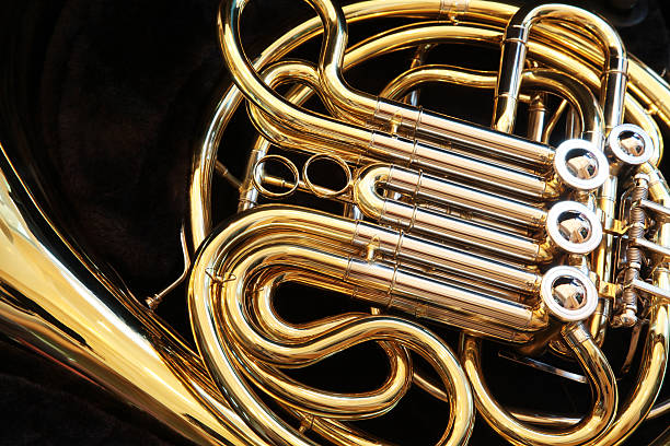 trompa detalhe - brass band french horn brass instrument music - fotografias e filmes do acervo