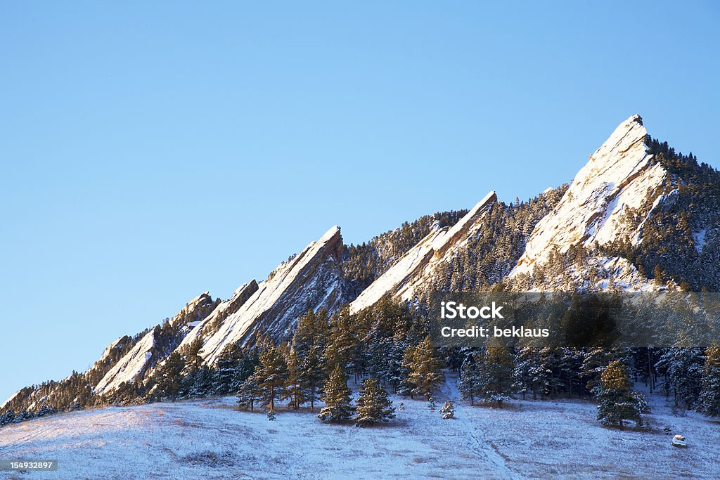 Snowy Flatirons z Boulder Kolorado - Zbiór zdjęć royalty-free (Denver)