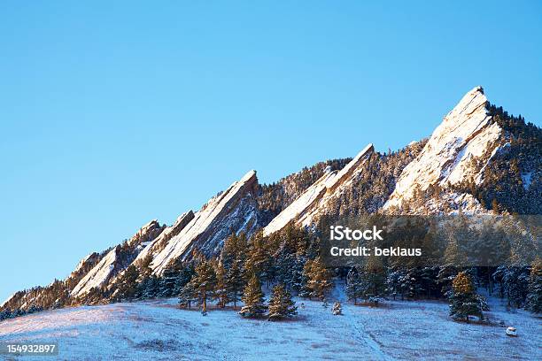 Snowy Flatirons Z Boulder Kolorado - zdjęcia stockowe i więcej obrazów Denver - Denver, Zima, Góry Skaliste