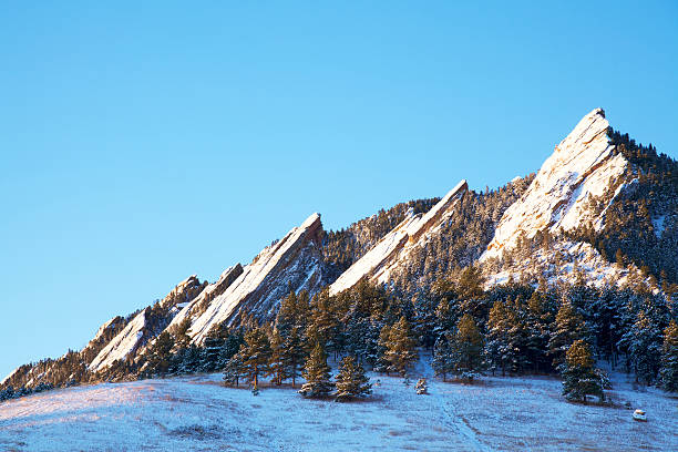 neve flatirons de boulder, colorado - flatirons colorado boulder mountain range - fotografias e filmes do acervo