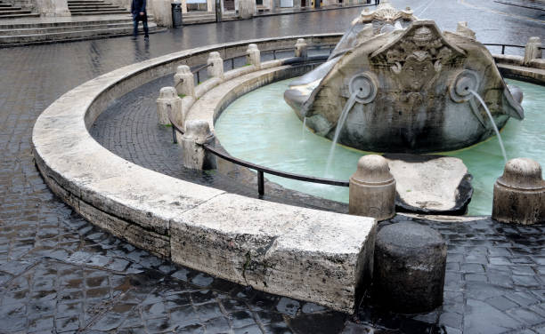 fonte barcaccia - piazza di spagna - fotografias e filmes do acervo