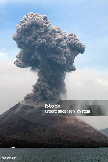 Photo libre de droit de Krakatau Foules Panache De Fumée banque d'images et plus d'images libres de droit de Volcan - Volcan, Entrer en éruption, Krakatau - Volcan