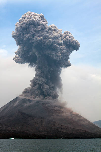 vulcano krakatoa erutta plume di fumo - volcano exploding smoke erupting foto e immagini stock