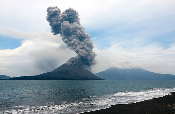 anak krakatau ausbruch, gesehen von der nahe gelegenen insel. - schichtvulkan stock-fotos und bilder