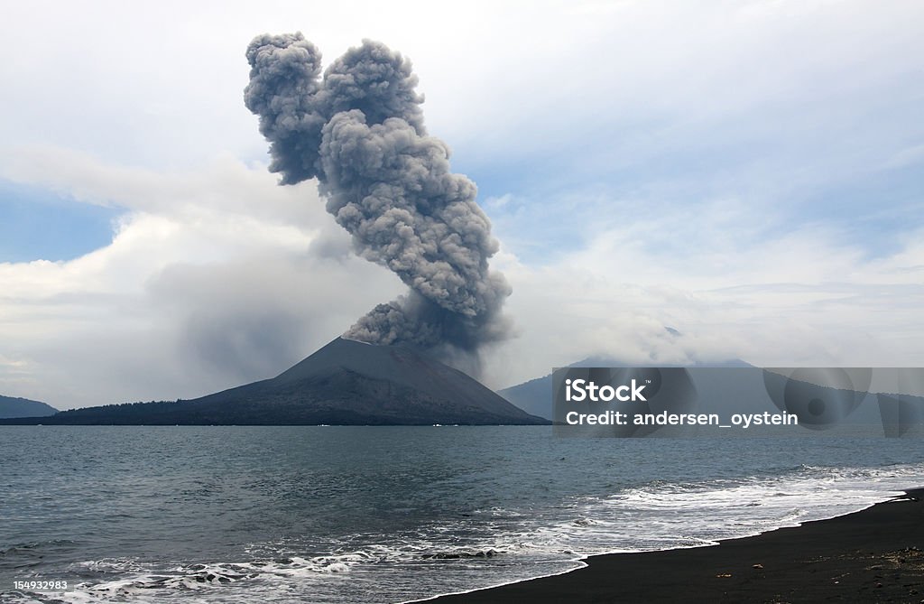 アナッククラカタウ噴火からご覧いただける、近隣の島です。 - 火山のロイヤリティフリーストックフォト