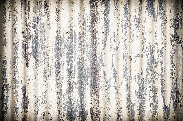 dañado superficie de metal fondo ondulado - corrugated iron rusty old iron fotografías e imágenes de stock
