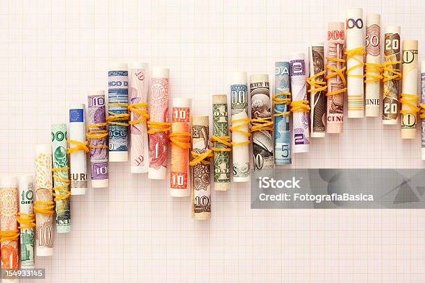 Las Oscilaciones Monetarias Foto de stock y más banco de imágenes de Enrollado - Enrollado, Dinero, Billete de banco