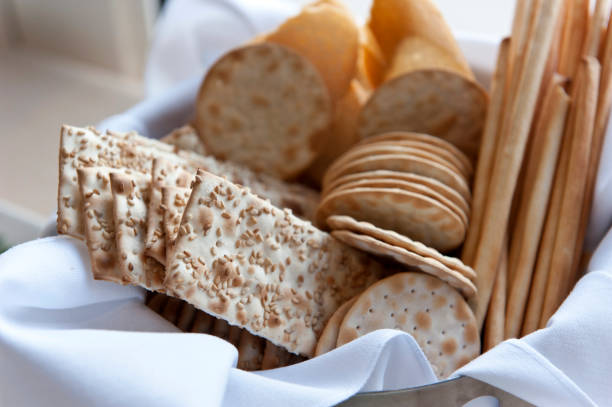 biscoitos variados - bread bread basket basket whole wheat - fotografias e filmes do acervo