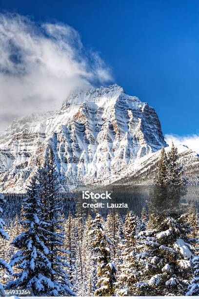 Zima Mt Temple - zdjęcia stockowe i więcej obrazów High Dynamic Range Imaging - High Dynamic Range Imaging, Natura, Zima