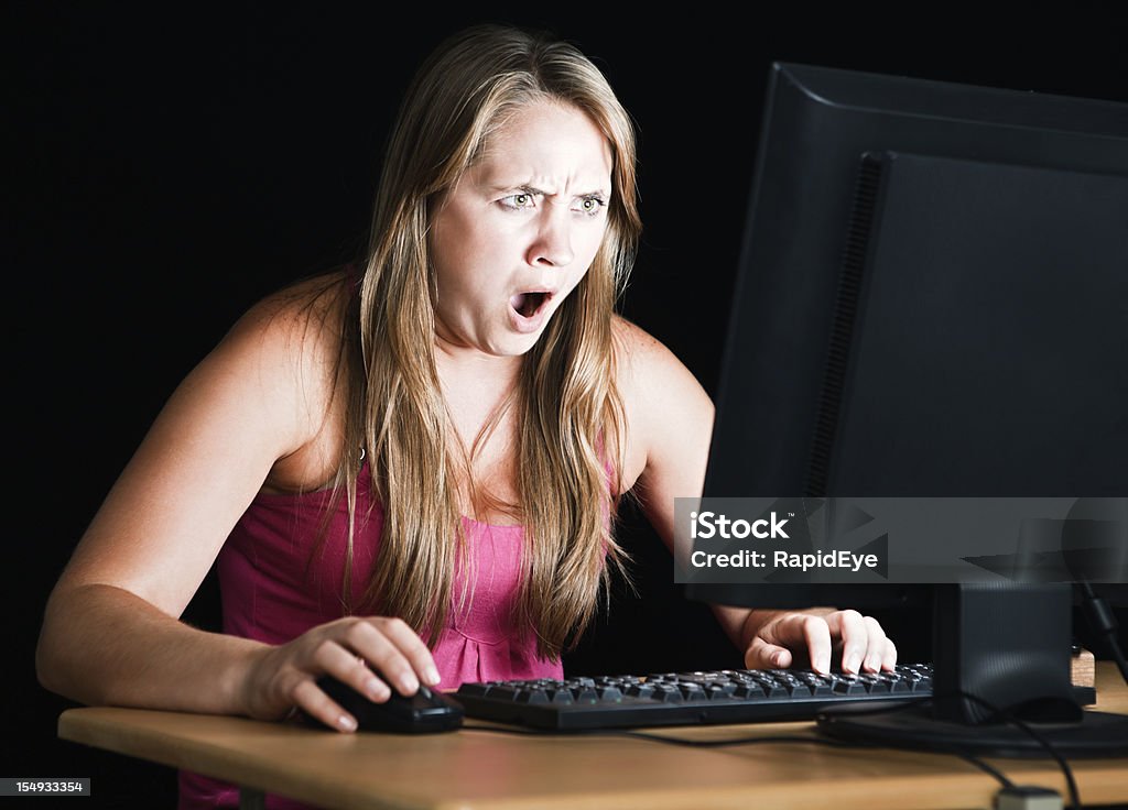 Hübsche blonde ist schockiert, was ist auf dem Computerbildschirm - Lizenzfrei Pornographie Stock-Foto
