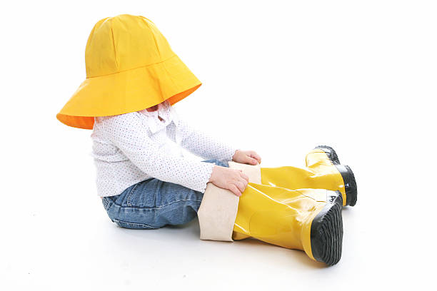 zapato de los niños: grandes little girl lluvia desgaste - demasiado grande fotografías e imágenes de stock