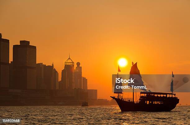 Hong Kong Al Tramonto - Fotografie stock e altre immagini di Hong Kong - Hong Kong, Ambientazione esterna, Andare in barca a vela