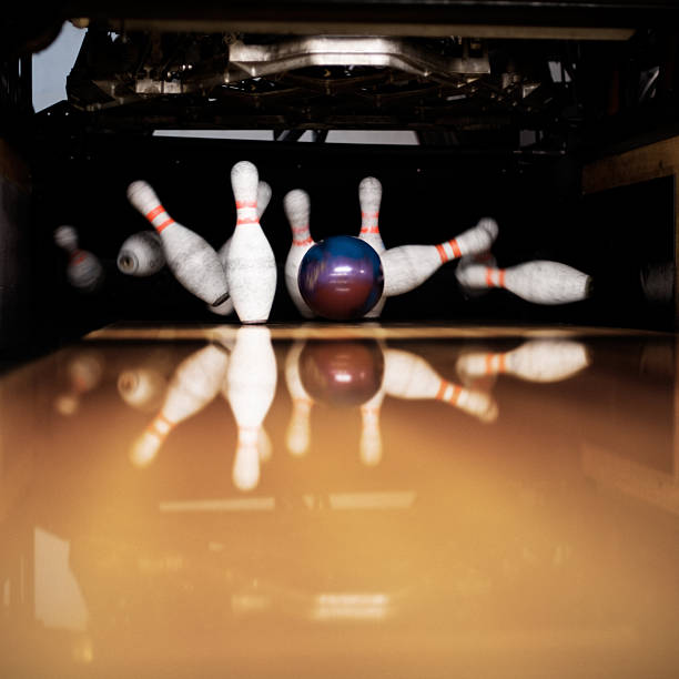 Strike http://www.sporthallensbowling.se/istock/bowling.jpg bowling strike stock pictures, royalty-free photos & images