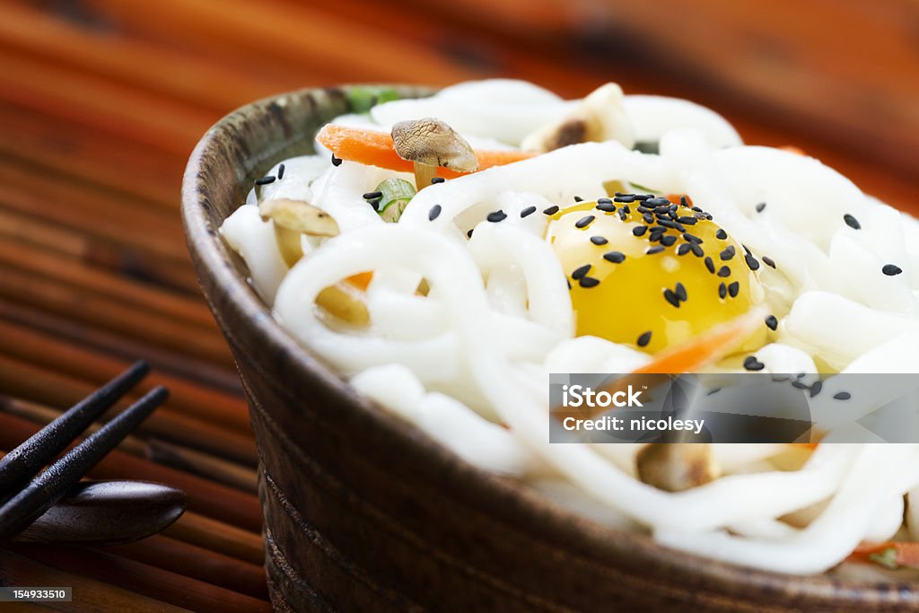 Japonés Udon fideos con huevos - Foto de stock de Alimento libre de derechos
