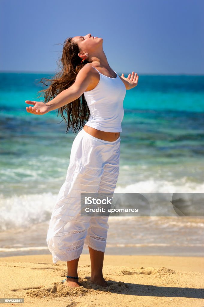 Jolie jeune femme en breating et se détendre dans la nature - Photo de Plage libre de droits