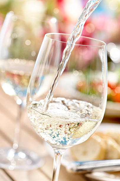 vino de verano - wine pouring wineglass white wine fotografías e imágenes de stock