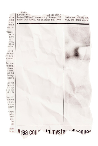Arrugados Rasgado un recorte de periódico con espacio en blanco photo
