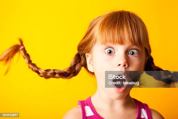 Admirado De Pêlo Vermelho Menina Com Tranças E Visual Surpresa Para Cima - Fotografias de stock e mais imagens de Criança